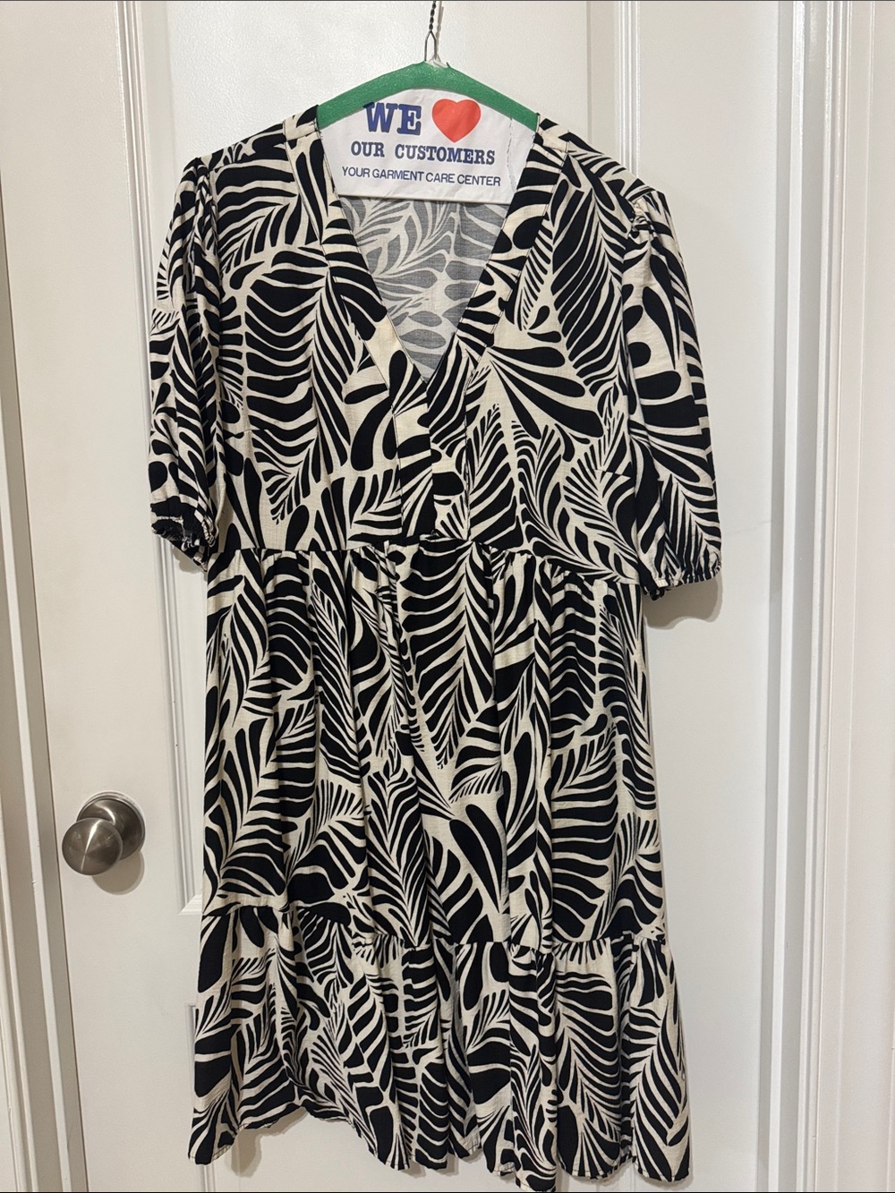 Mlle Gabrielle Black & Cream Leaf-Print Tiered V-Neck Midi Dress